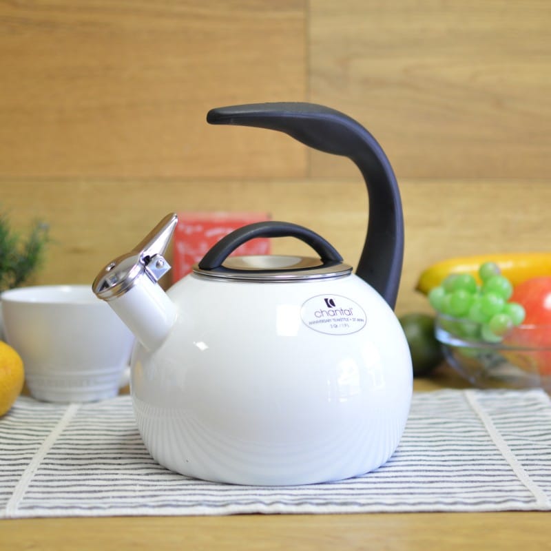 国内在庫 笛吹きケトル Teakettle やかん かわいい Chantal おしゃれ シャンタール ホワイト Ih対応 琺瑯 40周年記念 白 ホワイト ホーロー Chantal Enamel On Steel Anniversary Teakettle 37 Ann Wt アルファエスパス米国店 30日間返金保証 送料無料