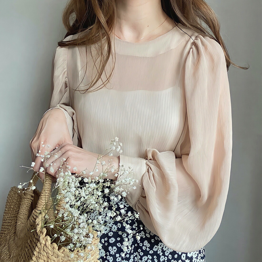 バックリボンが素敵💓なチュニック\n夏から秋にかけて活躍してくれそう\n\n#お買い物メモ 　#お出かけコーデ 　#着心地重視 　#淡色コーデ 　#プチプラ 　#ブラウスのご紹介