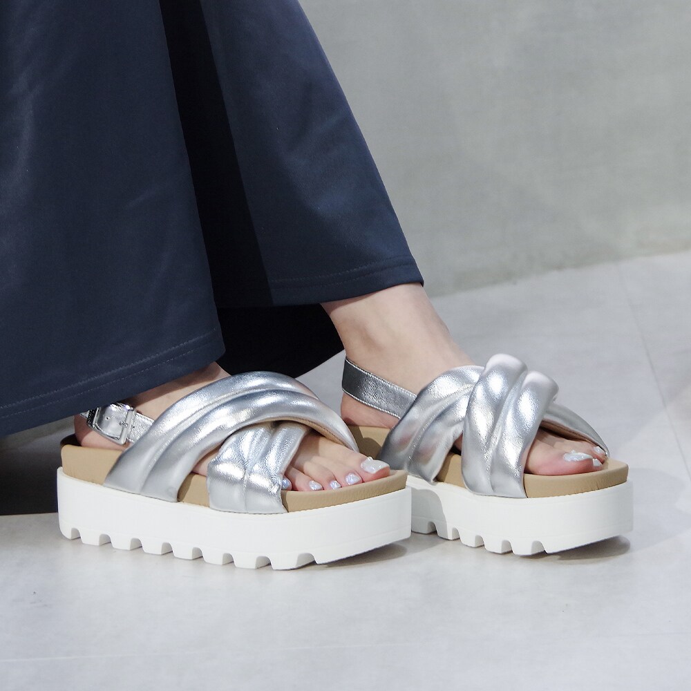 クロスベルトパデッドサンダル 23M03 はりつけ台サンダル パフィーサンダル 厚底／ミネトンカ（MINNETONKA）