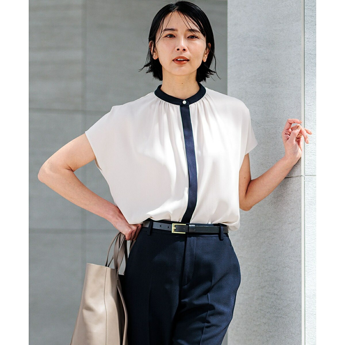 【新品タグ付き】　23区　バックサテンアムンゼン パール釦 ブラウス 23区｜【洗える】バックサテンアムンゼン パール釦 ブラウス
