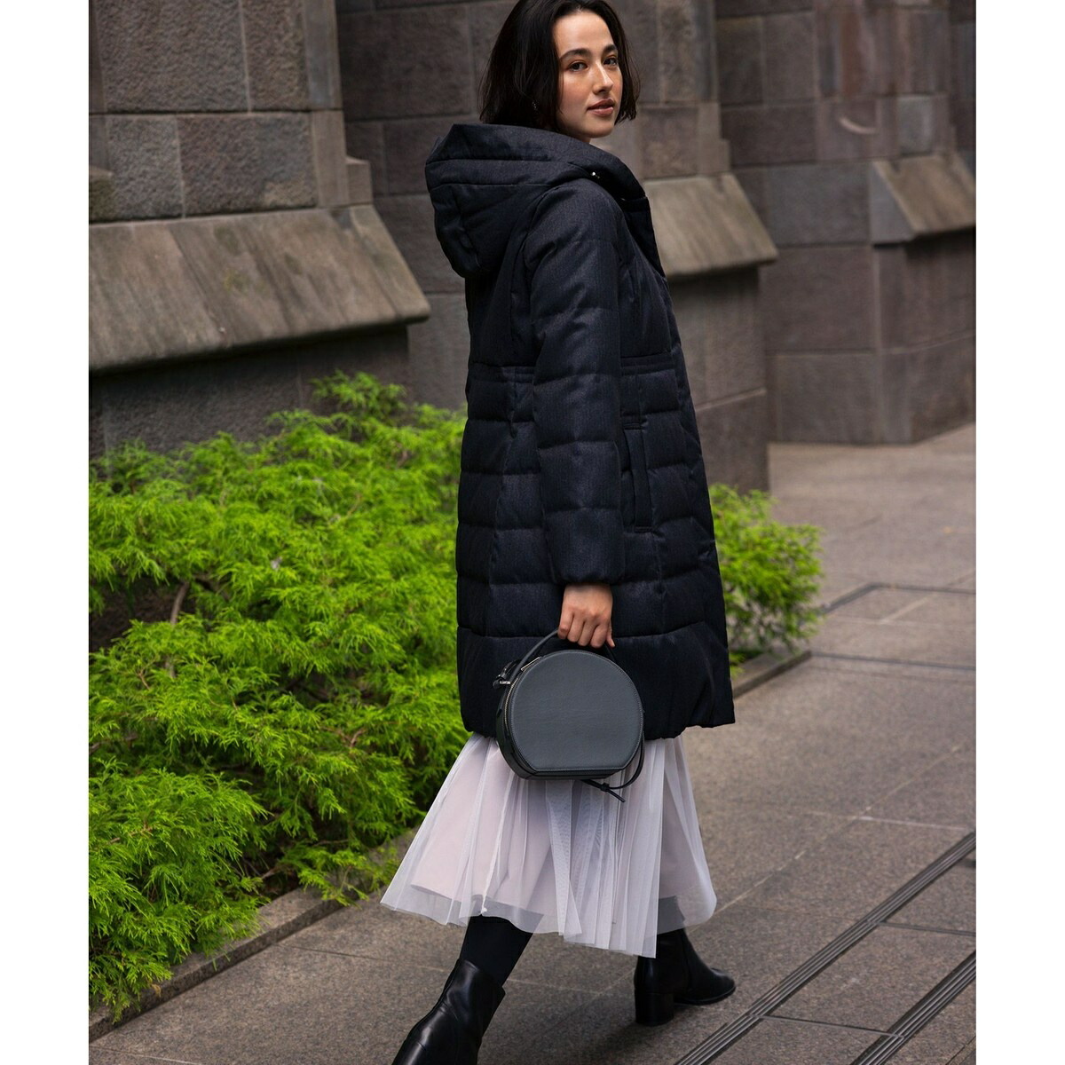 組曲S ライトタフタロングダウンコート　S2 68ce018-01168-03b.jpg