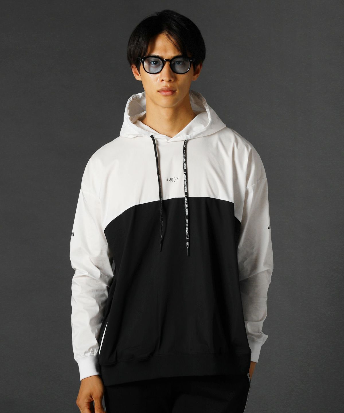 ＜LUXE/R＞撥水ストレッチ布帛止水ジップバイカラー長袖プルパーカー／レジェス（REZES）
