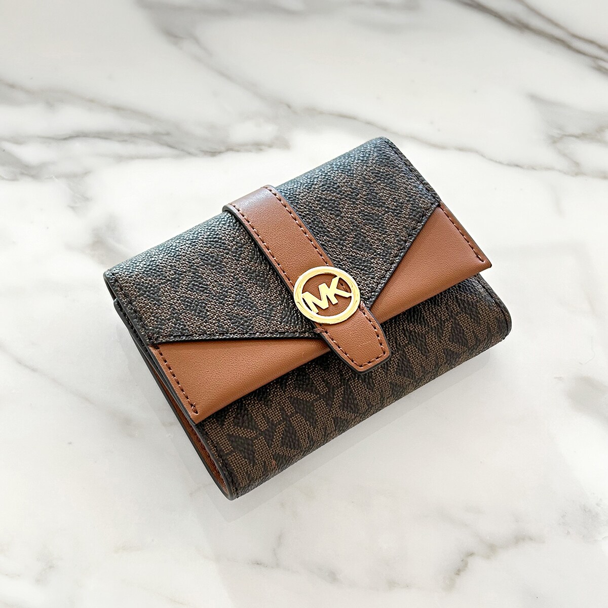 GREENWICH エンベロープ トライフォールド ウォレット ミディアム - MKシグネチャー／マイケル・コース（Michael Kors）