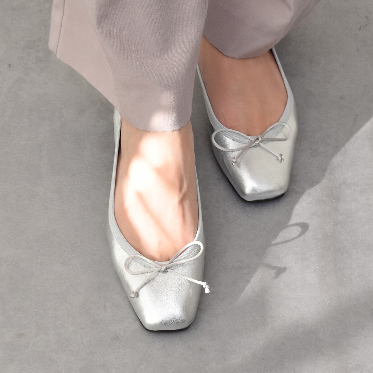 INTER-CHAUSSURES◆1cmヒール◆リボン付きスクエアフラットパンプス／インターショシュール（INTER-CHAUSSURES）