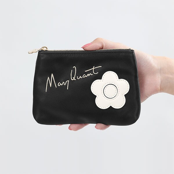 すぐ届く MARY QUANT* サインロゴデイジーパッチ ラウンドポーチ サインロゴデイジーパッチ ラウンドポーチ（ポーチ）｜MARY