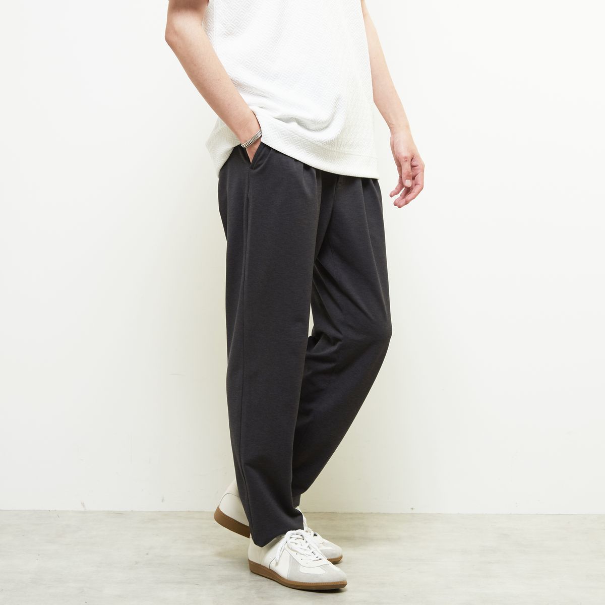 リラックステーパードイージーパンツ | ストレッチ / 吸水速乾／メンズメルローズ（MEN'S MELROSE） 8,047円