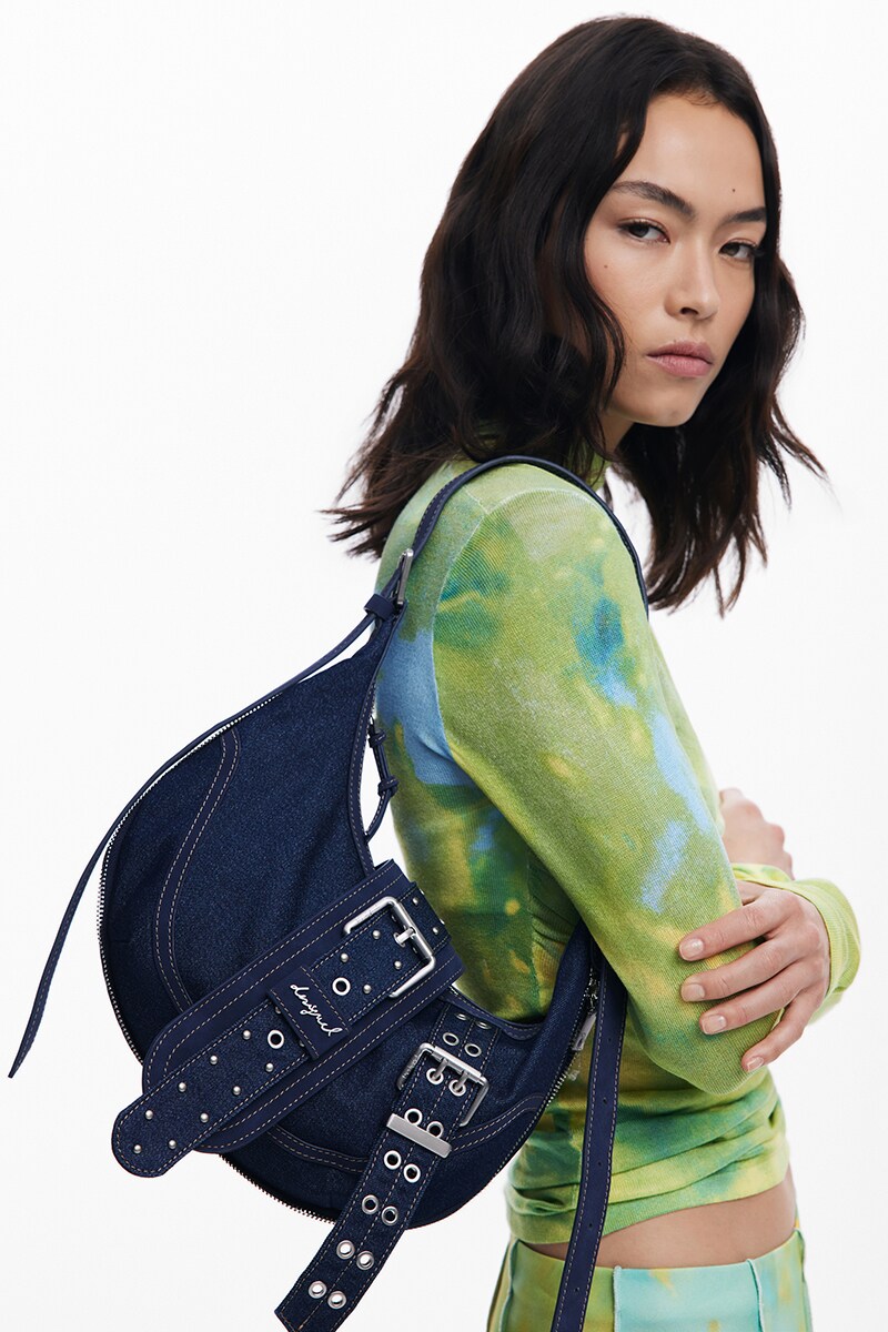 ミディアムサイズのバックル付きデニムバッグ／デシグアル（Desigual）