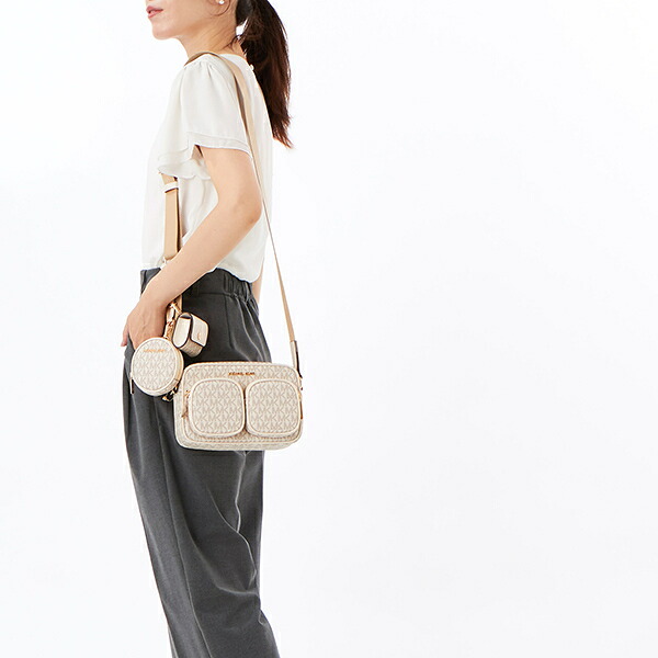 JET SET ITEM クロスボディ ウィズ テックアタッチ ミディアム - MKシグネチャー／マイケル・コース（Michael Kors）
