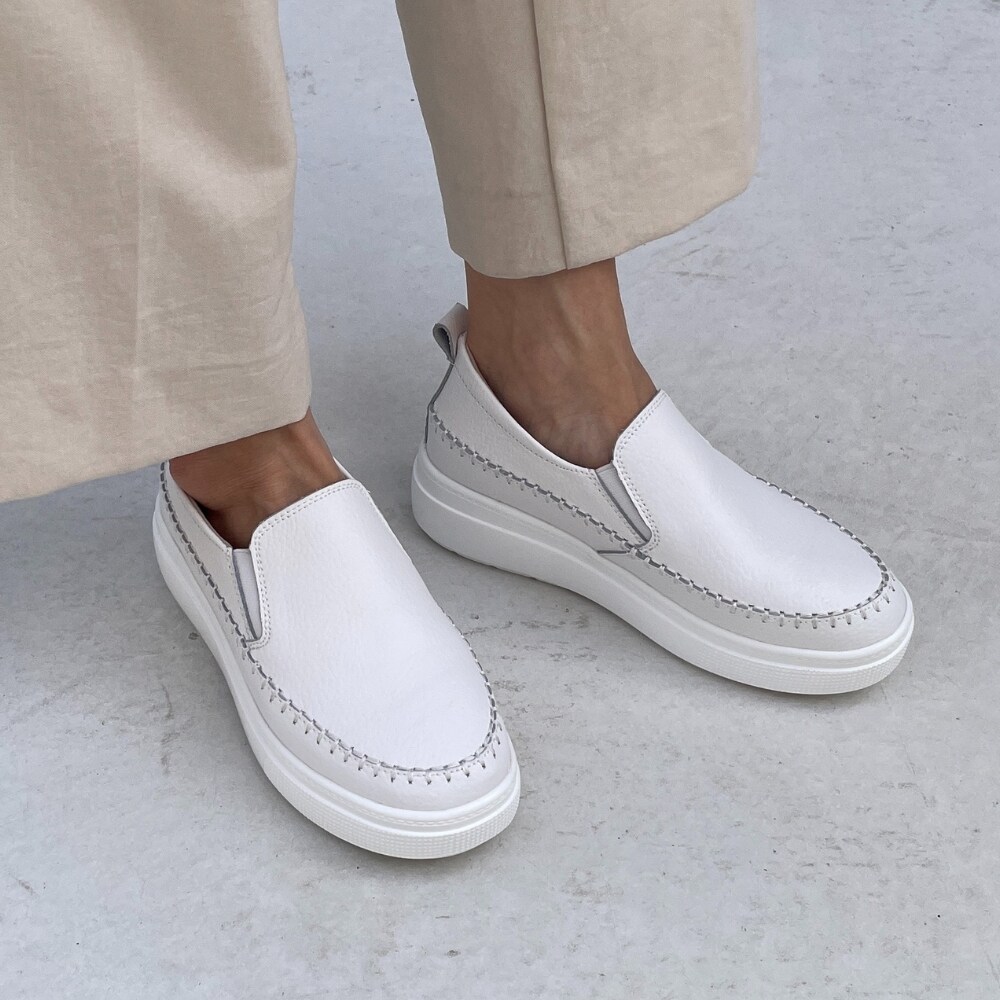 本革　かがりステッチ　スリッポンデザイン　軽量でふかふかクッション／トミエコ（Tomieco）