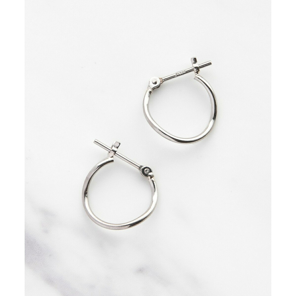 【WEB限定】PETAL HOOP PIERCED EARRINGS プラチナ ピアス／トッカ（TOCCA）
