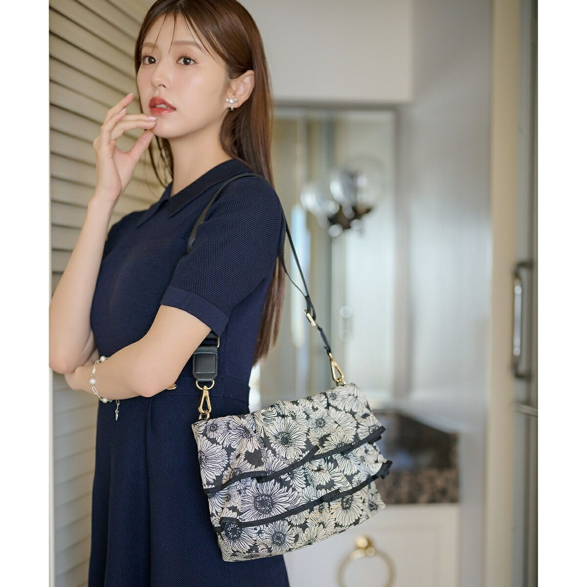 【もの言う花百花掲げる】【新色御出座し】FRILL POCHETTE ポシェット／トッカ（TOCCA）