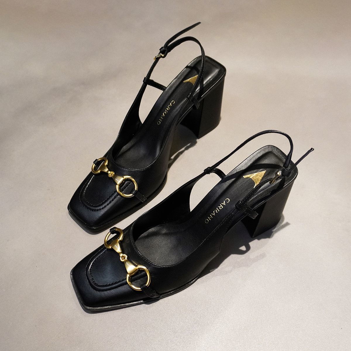 CARRANO◆7.7cmヒール◆ホースビットバックストラップパンプス／カラーノ（CARRANO）