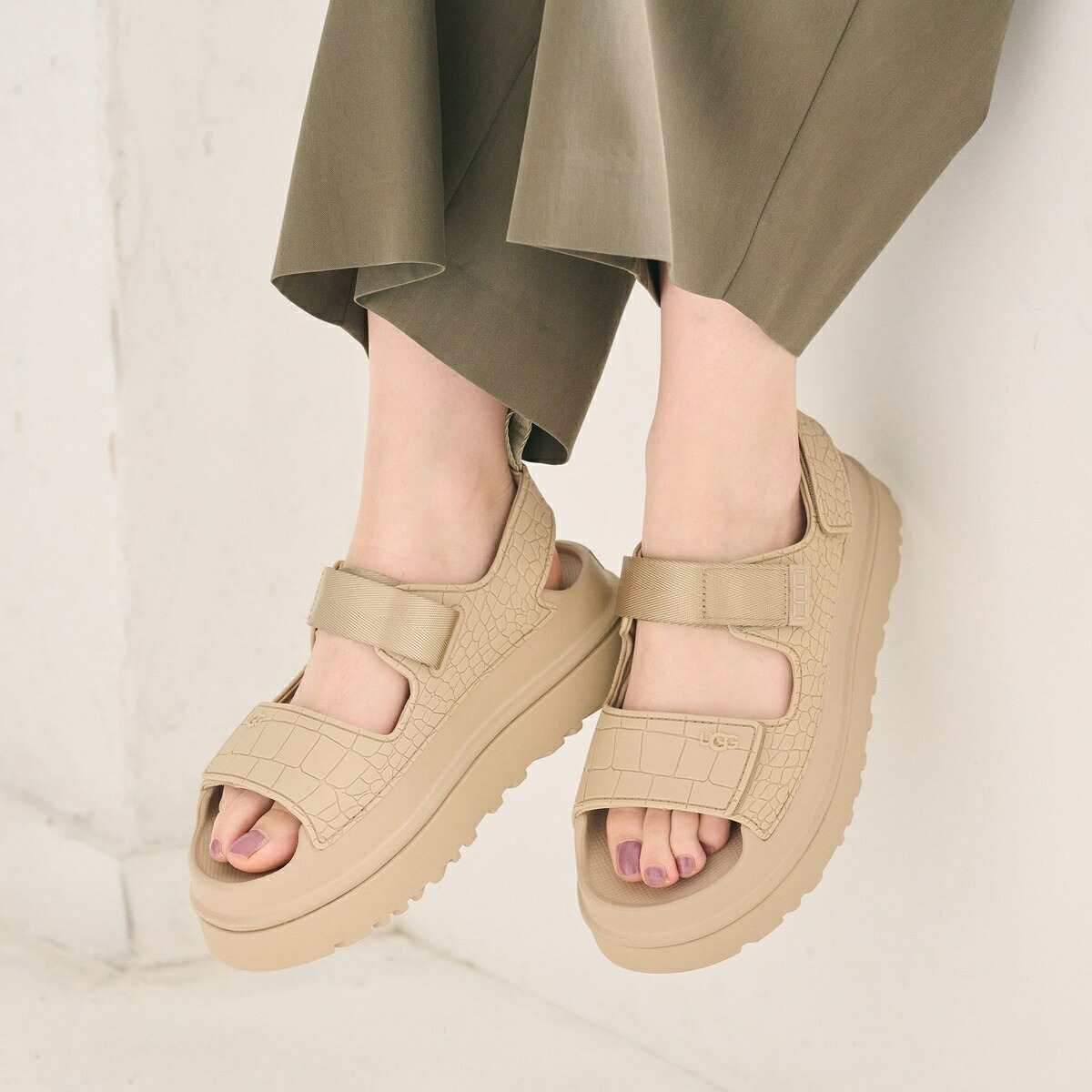 【国内EXCLUSIVE】＜UGG＞ゴールデングロウ エンボスド サンダル／ビューティー＆ユース ユナイテッドアローズ（BEAUTY＆YOUTH） 13,838円