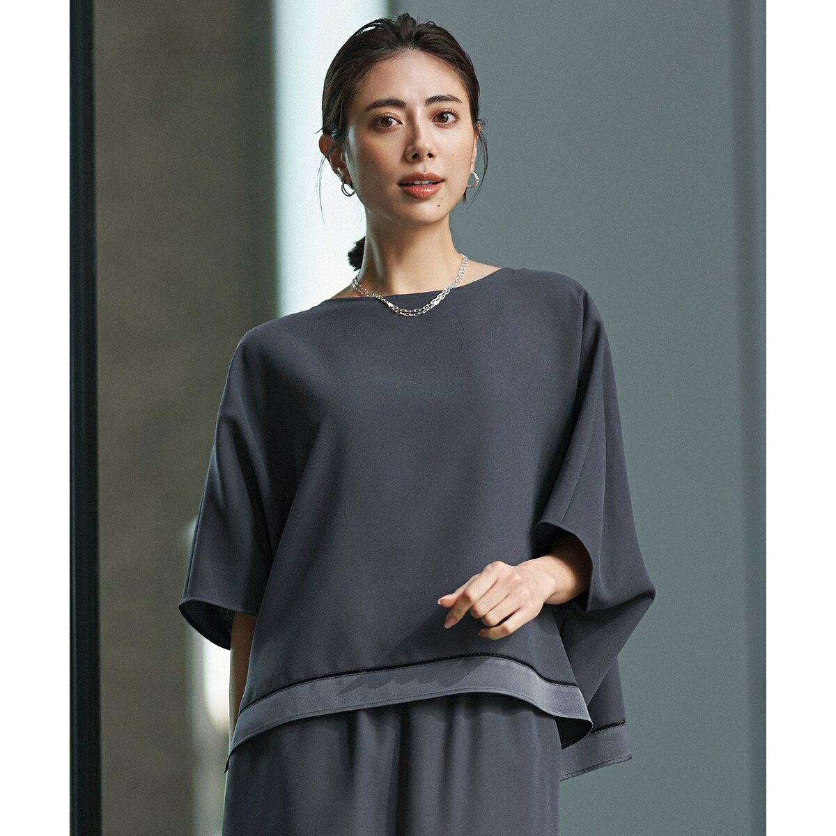 【WEB限定カラーあり】 FluidBackSatin クロップドブラウス／ICB（ICB）