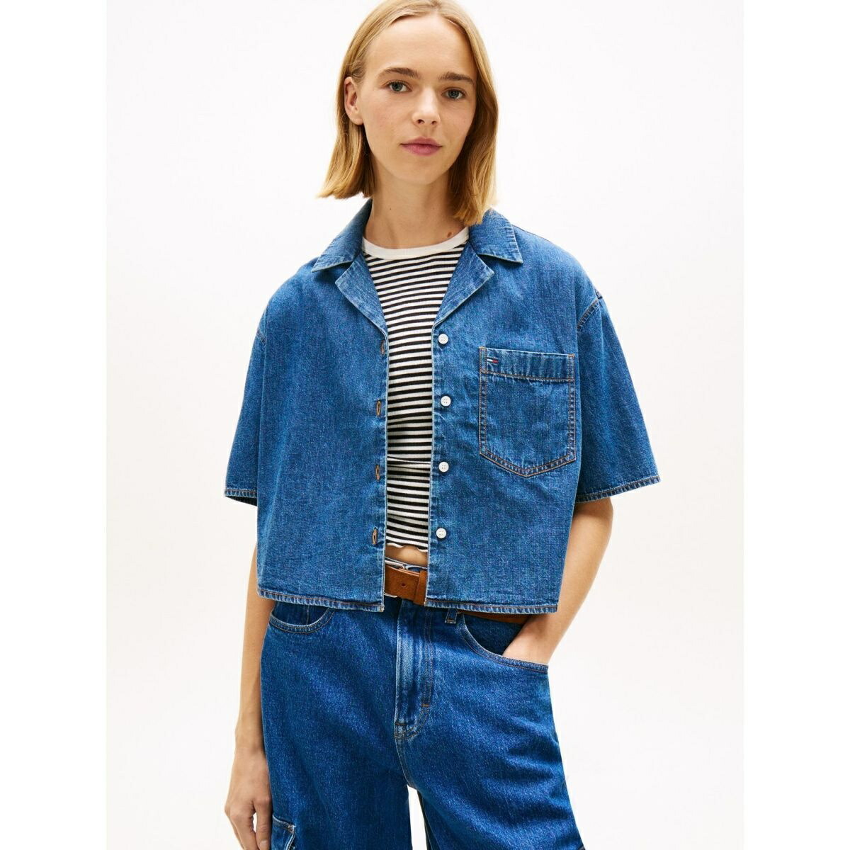 シャンブレークロップドショートスリーブシャツ／トミー ジーンズ（TOMMY JEANS）