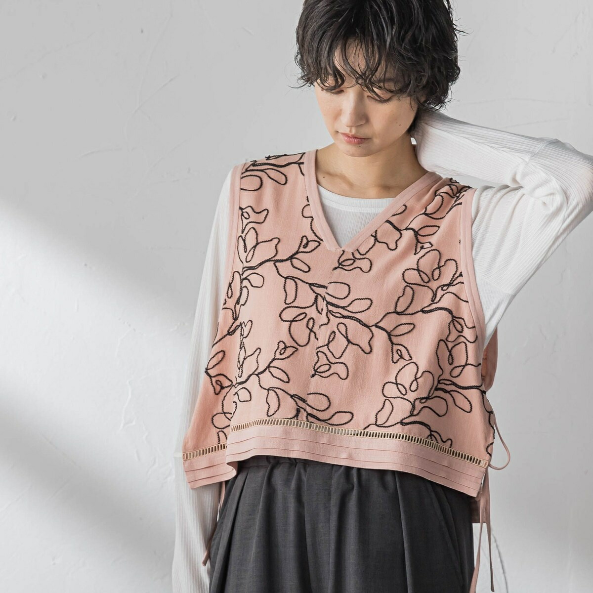 ボタニカル刺繍サイドリボンショートベスト／メイソングレイ（MAYSON GREY）｜丸井（マルイ）店