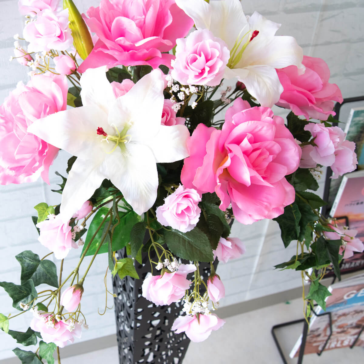 楽天市場 造花スタンド花 お祝い立札無料 造花 フラワーアレンジメント 開店祝い フラワースタンド アートフラワー お祝い花 開店花 インテリア フロアサイズ おしゃれ 住宅展示場 モデルハウス Pa017 造花スタンドアレンジ ローズ カサブランカ ピンク アイアン