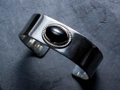 漆黒の衝撃 ファーストアローズ ターコイズ付 フェザーバングル(Sサイズ) 楽天市場】ポイント2倍!!ファーストアローズ FIRST ARROWSターコイズ付