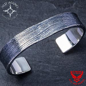 楽天市場】ポイント2倍!!ファーストアローズ K18付き唐草彫り バングル