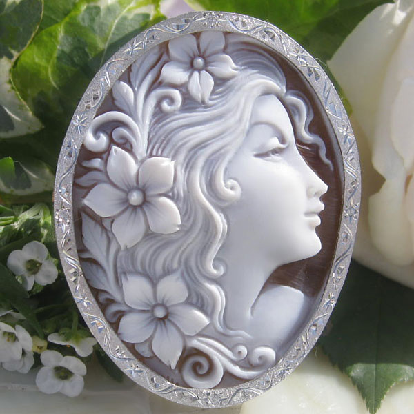 Giovanni Romano作 サードニクス　シェルカメオ 天然ダイヤモンド0.04ct SILVER ペンダントブローチ【可憐な花の髪飾りと美しい女性】