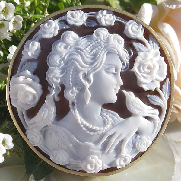 フルネーム最高ランク作品　Maestro Aniello Pernice作 サードニクス　シェルカメオ K18 ペンダントブローチ 【美しい薔薇のサークル 2羽の小鳥】