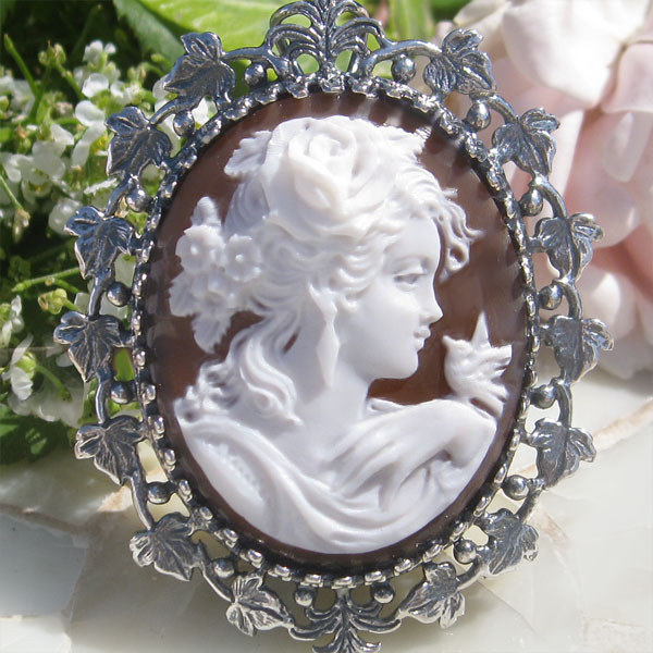 希少なイタリアン・ジュエリー　 Maestro Aniello Pernice作 サードニクス シェルカメオ SILVER 天然エメラルド0.74ct ペンダントブローチ【エレガントで可憐な女神フローラ】
