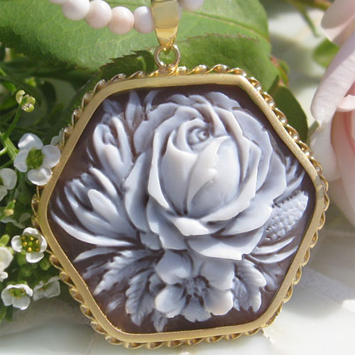 Luciano Giannini作サードニクス シェルカメオ SILVER(金メッキ) ペンダントトップ【個性的なヘキサゴン　美しい薔薇】｜千年ジュエリー