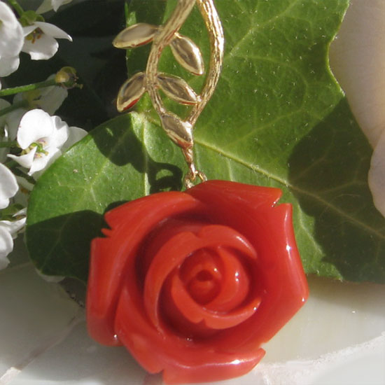 上質天然 赤珊瑚 カメオ K18 ペンダントトップ【胸に咲く美しい赤い薔薇】Red Coral Rose Cameo｜千年ジュエリー