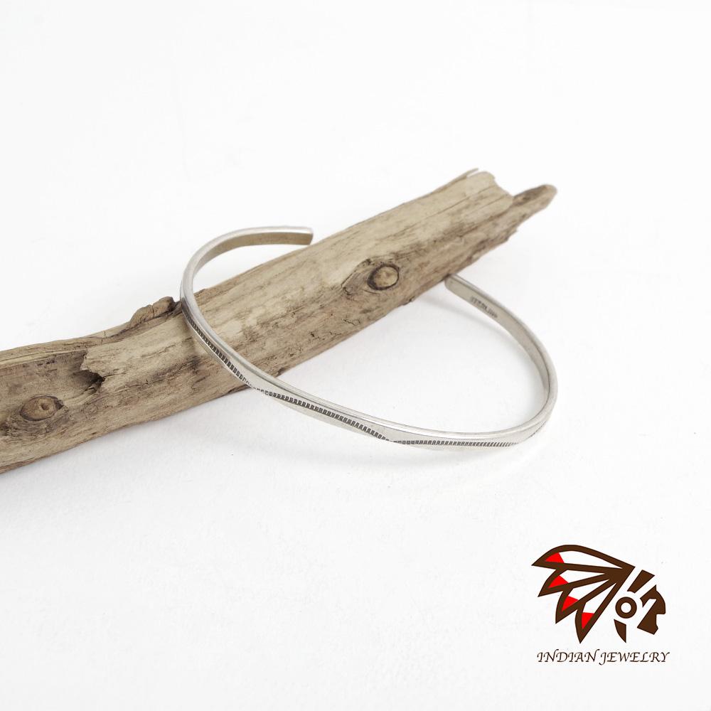 【INDIAN JEWELRY インディアンジュエリー】Navajo Stampwork narrowbangle Ben Tahe ナバホ スタンプワーク ナローバングル ベン・タへ作|10ver