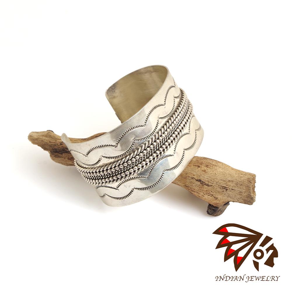 【INDIAN JEWELRY 北米インディアン宝飾品】Navajo Stampwork Widebangle Manuel Tahe ナバホー 消し印細工物 ワイドバングル マニュエル・タへ作