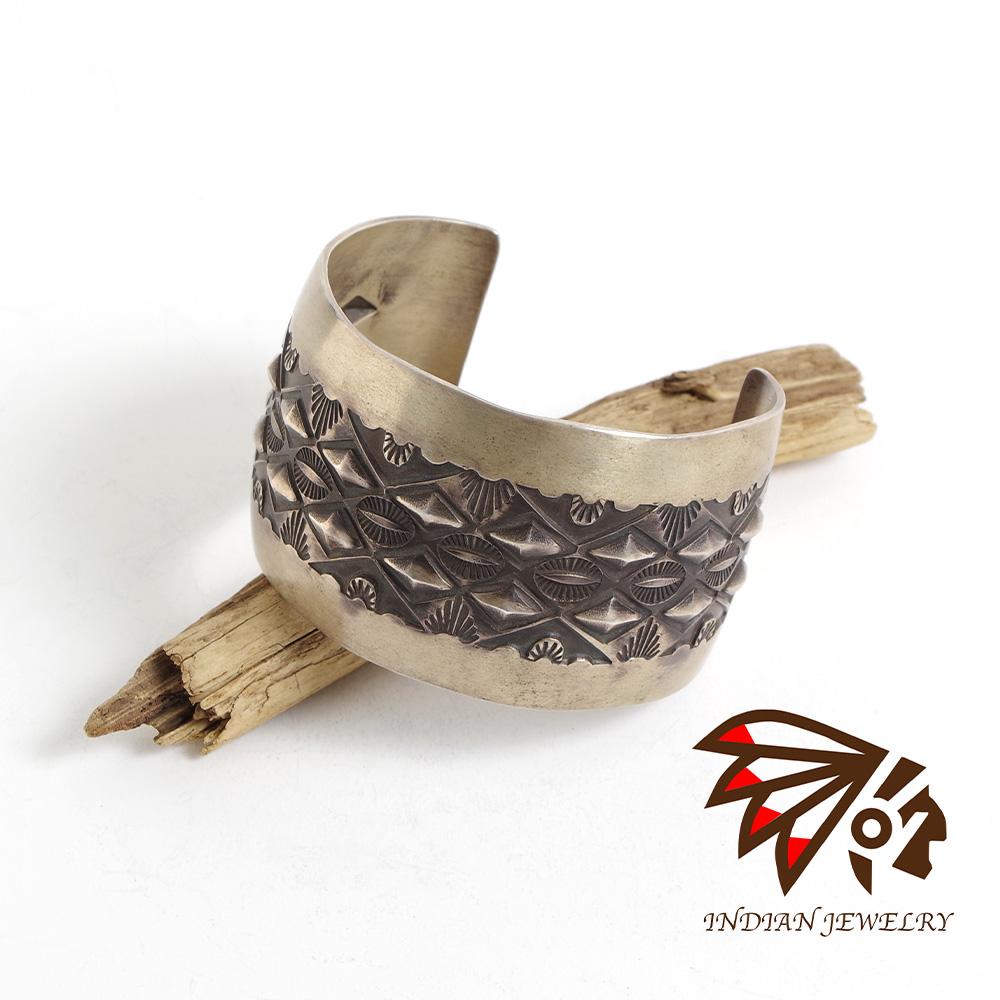 【INDIAN JEWELRY 北米インディアン宝飾品】Navajo Stampwork Widebangle Nora Tahe ナバホー 消し印細工物 ワイドバングル ノラ・タへ作