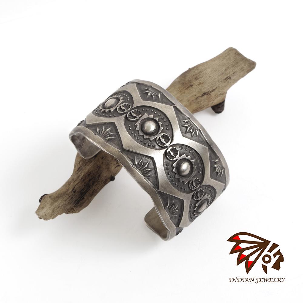 【INDIAN JEWELRY 北米インディアン宝飾品】Navajo Stampwork Widebangle TYPE-A Jerald Tahe ナバホー 消し印細工物 ワイドバングル 手合いA ジェラルド・タへ作