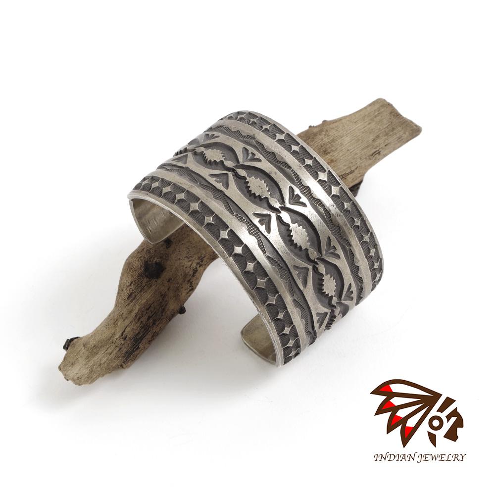 【INDIAN JEWELRY 北米インディアン宝飾品】Navajo Stampwork Widebangle TYPE-B Jerald Tahe ナバホー 消し印細工物 ワイドバングル 手合いB ジェラルド・タへ作