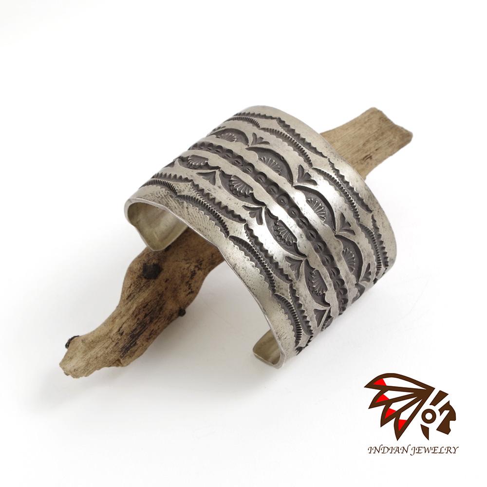 【INDIAN JEWELRY 北米インディアン宝飾品】Navajo Stampwork Widebangle TYPE-C Jerald Tahe ナバホー 消し印細工物 ワイドバングル 手合いC ジェラルド・タへ作
