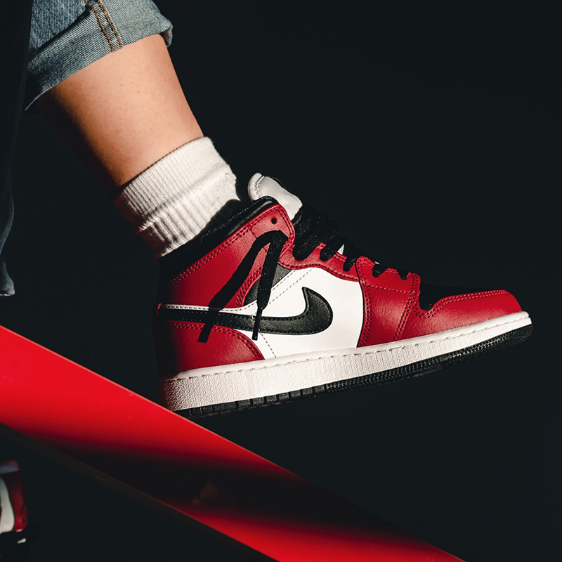 在庫限り 楽天市場 Nike ナイキ Air Jordan 1 Mid Gs Chicago Black Toe エア ジョーダン ワン ミッド キッズサイズモデル シカゴ ブラック トゥ キッズ レディース スニーカー Black Gym Red White ブラック ジムレッド ホワイト 069 限定モデル Tens