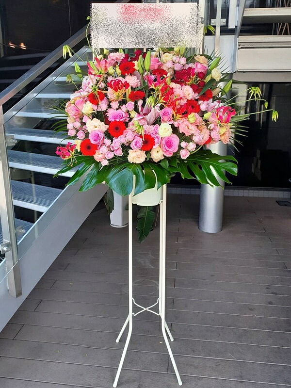 RT-ST1-0095　ピンク系メインレッド系少し入れて　スタンド花1段　御祝・開店・誕生日・お礼・ショールーム・モデルルームなどの御祝事に！全国配送可能！※15時までのご注文で当日配送出来るエリアあります。（一部お届けできないエリアあり）｜飯島生花店