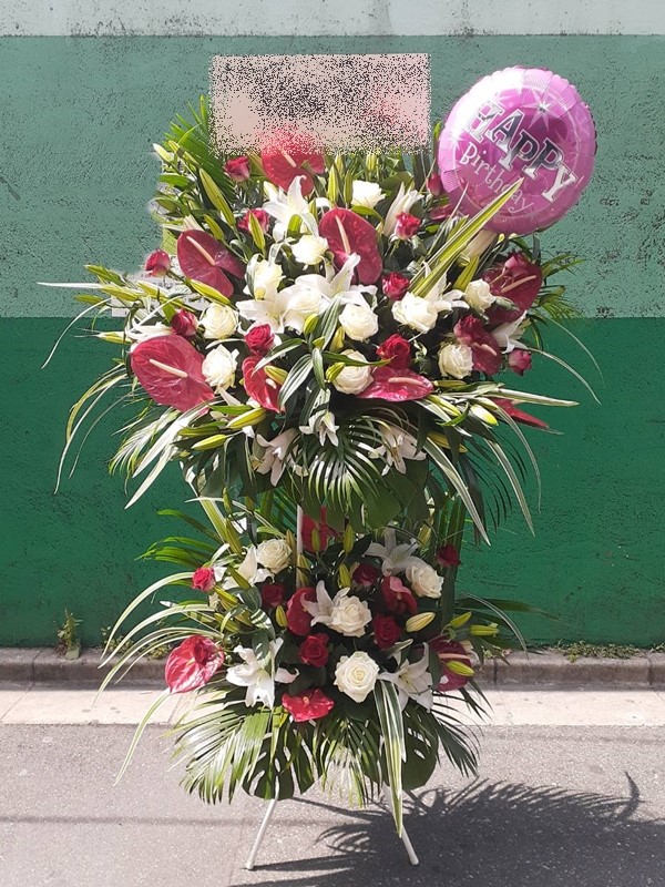 Bst2 386 デカワンポイントバルーン付 レッドホワイト系 バルーンスタンド花2段 色合変更できます 地域限定商品 東京 神奈川 埼玉 千葉 郡部や遠方ng 近隣地域もokですが一度お問い合わせ下さい 最新作