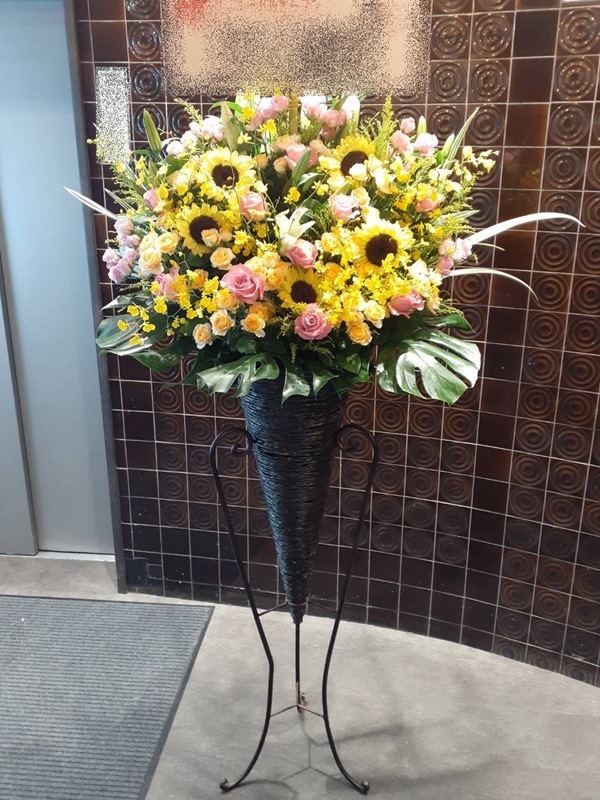 St1n694 イエローピンク系 コーン スタンド花 地域限定商品 東京 神奈川 埼玉 千葉 郡部や遠方ng 近隣地域もokですが一度お問い合わせ下さい Kanal9tv Com