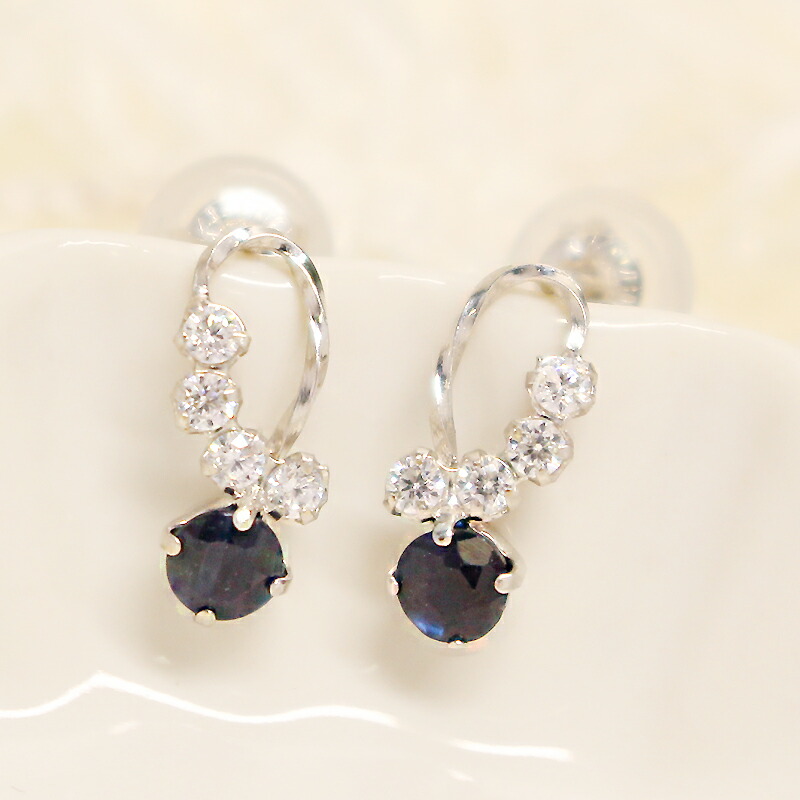 ピアス サファイア ピアス 着けただけでスペシャル気分&hellip;！ サファイアを大切に留めました。 くるくるラインにキュービックがキラリ Ｋ14ホワイトゴールドピアス 9月の誕生石 シンプル プレゼント 14金 14K WG レディース かわいい｜ジュエリー　11時のティータイム 13,651円