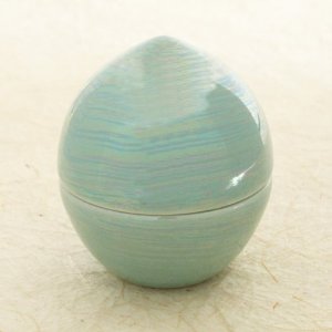 遺骨 小瓶 手元骨つぼ ミニ骨壷 虹珠（にじたま）若葉 【高さ6cm×直径5.3cm】 分骨つぼ 骨壺 遺骨入れ 宝物ケース 手元供養 ご家族や兄妹での分骨、お寺の納骨壇への分骨、いつまでも家庭に置いておきたい手元供養に最適