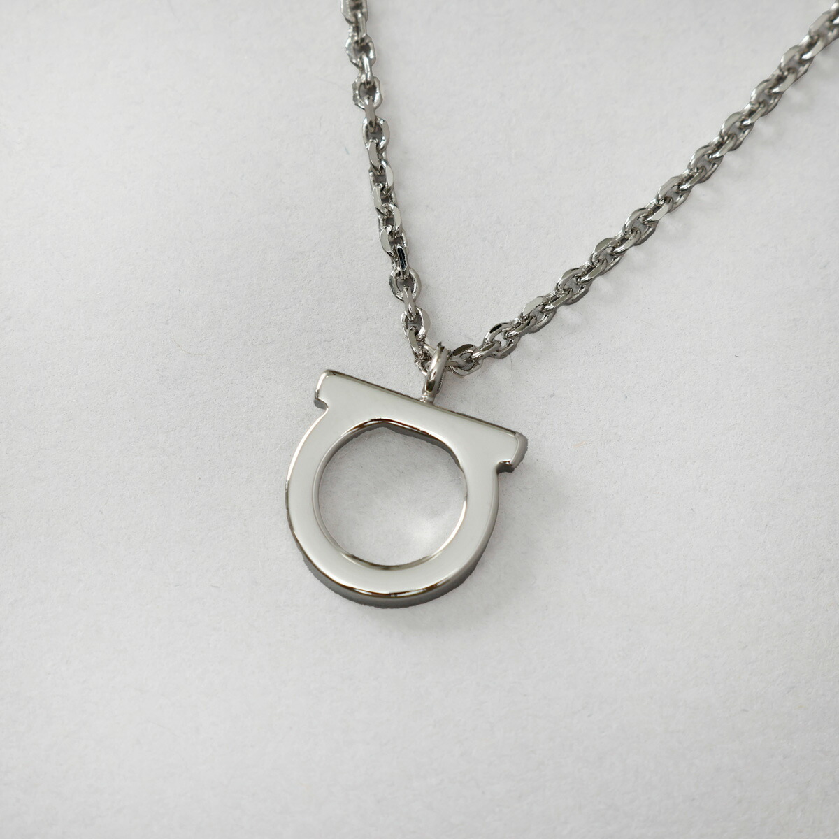 FERRAGAMO ガンチーニ　シルバーネックレス FERRAGAMO ガンチーニシルバーネックレス