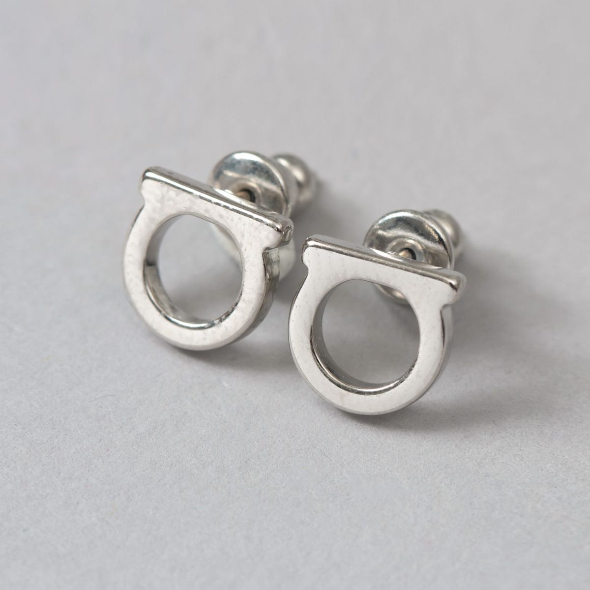 フェラガモ FERRAGAMO ピアス アクセサリー ガンチーニ シルバー 760120 696433 ORECCHINI STUD GANCIO  DIA8 PALLADIOLUC レディース | 1st STREET
