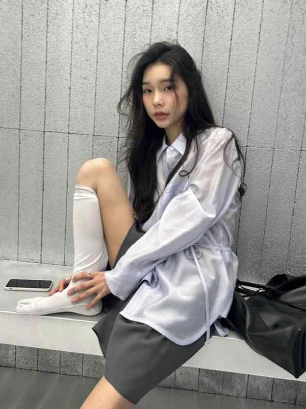 レディース シャツ 韓国風 ゆったり ラペルカラー 長袖 ベルトデザイン ミドル丈 ライトブルー ライセル素材 春 カジュアル トップス 通勤 普段使い 快適 リラックスフィット 吸湿 通気性 再生繊維