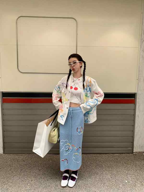 レディース 流行り物 オシャレ 外国で 今めかしい アーバン 美 派手 ジーンズ 吹き付ける絵の具 美術 グラフィティ V素っ首 下げ翼衣嚢 ジーンズ上衣