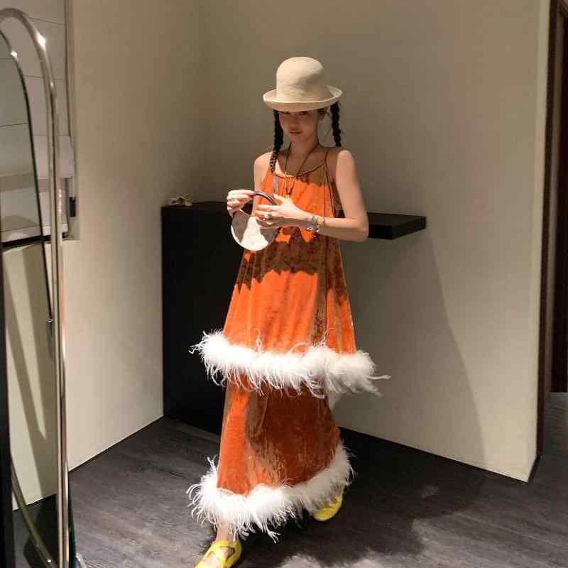 レディース　ファッション　オシャレ　海外　モダン　アーバン ル ルージュ 荒野 エルフ キャラメル カボチャ ベルベット ダチョウ 羽 サスペンダー スカート スーツ
