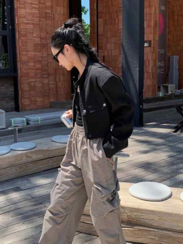 レディース 秋 ショートジャケット スタンドカラー 長袖 ダブルポケット 通勤用 ポリエステル グレー ブラック 小柄対応 シックスタイル 軽量素材｜shop I.D.H 7,739円