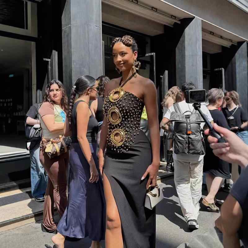 ワンピース レディース ハルターネック 無袖 ロングドレス タイト フィット ビーズ 装飾 バンド デザイン セクシー ホロー 加工 金属 アクセント 黒 夏用 ポリエステル 混紡 ビスコース 繊維 エレガント スタイル｜shop I.D.H