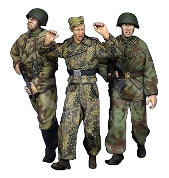 【中古】ラドミニチュア 135 第二次世界大戦 ロシアソ連 ドイツ軍陣地からドイツ戦車兵を連行するロシア赤軍偵察兵 1944-45 3体セット レジンキット RDM3