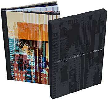 【中古】DRUMS BETWEEN THE BELLS - BRIAN ENO AND THE WORDS OF RICK HOLLAND [ HARDBACK｜ドリエム店 10,821円