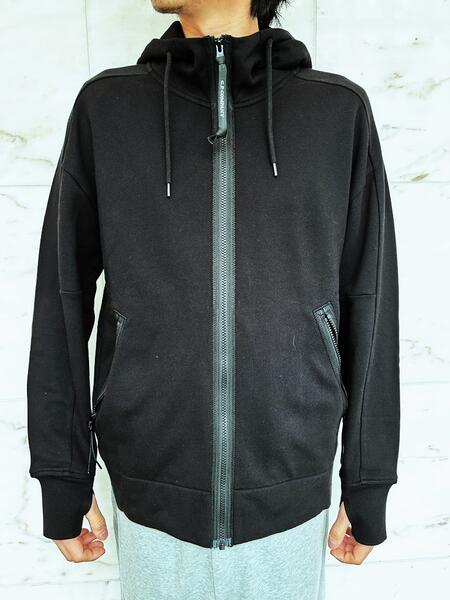 C.P.COMPANY\u003cBR\u003e(シー・ピー・カンパニー）\u003cBR\u003e【DIAGONAL RAISED FLEECE GOGGLE ZIPPED HOODIE】\u003cBR\u003eダイアゴナルレイズドフリース”ゴーグル”ジップアップフーディー\u003cBR\u003e★BLACK★ トップス-メンズファッション